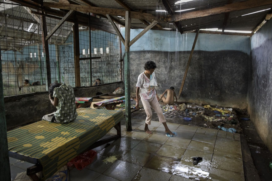 Des photos déchirantes de malades mentaux en Indonésie montrent leurs conditions de vie troublantes