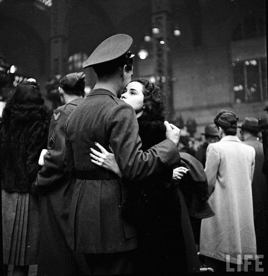 20 rares photos historiques d’amour en temps de guerre
