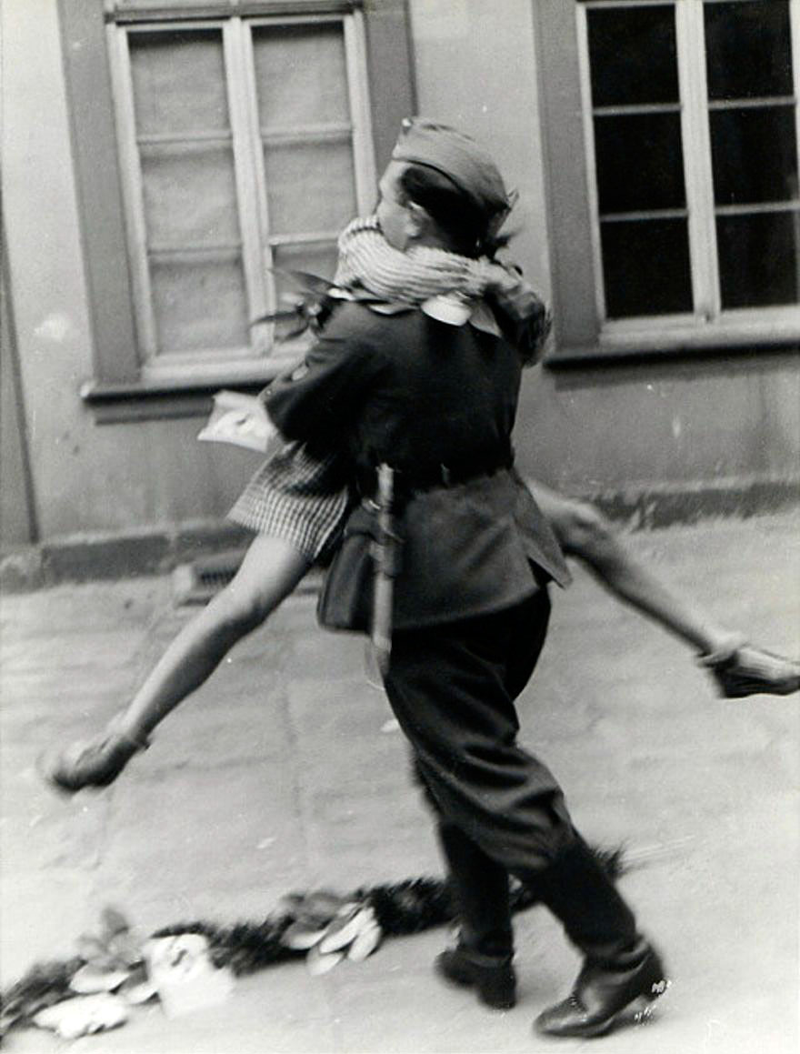 20 rares photos historiques d’amour en temps de guerre