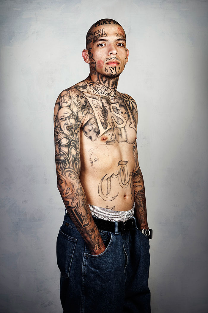 9 anciens membres de gangs avec et sans leurs tatouages