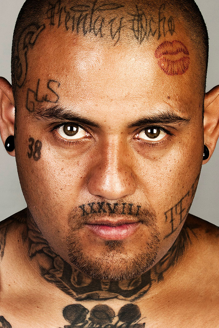 9 anciens membres de gangs avec et sans leurs tatouages