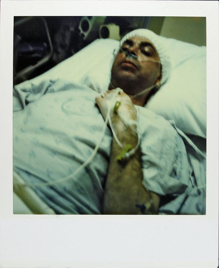 Cet homme a pris une photo Polaroid chaque jour pendant 18 ans jusqu’au jour de sa mort, et les photos vous briseront le coeur