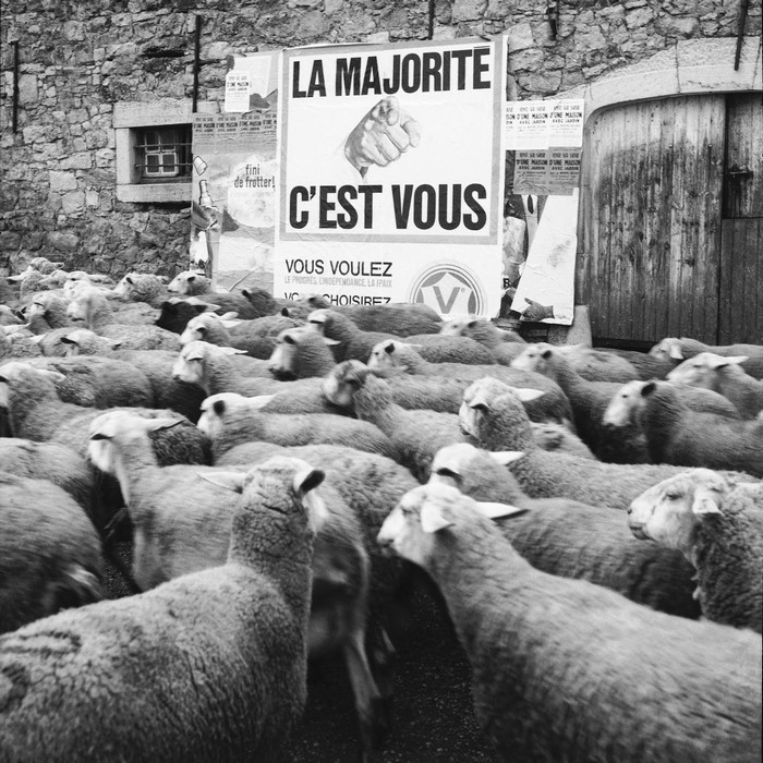 30 photos humoristiques prises dans les rues de la France des années 1950 par René Maltête