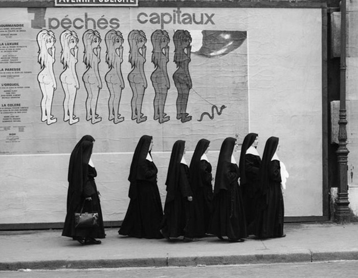 30 photos humoristiques prises dans les rues de la France des années 1950 par René Maltête