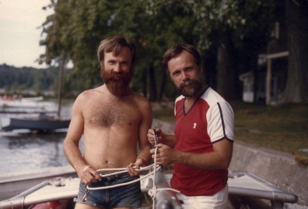 20 photos d’hommes en short dans les années 1970 montrant une mode oubliée qui rendait les hommes cool