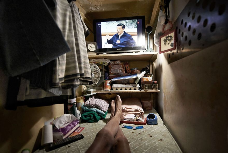 14 photos choquantes qui révèlent la réalité cachée derrière les « cabines cercueil » de Hong Kong