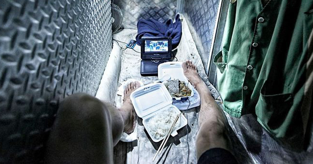 14 photos choquantes qui révèlent la réalité cachée derrière les « cabines cercueil » de Hong Kong