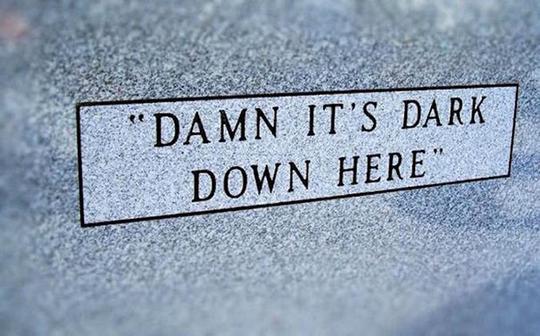 20 pierres tombales hilarantes par des gens avec un excellent sens de l’humour
