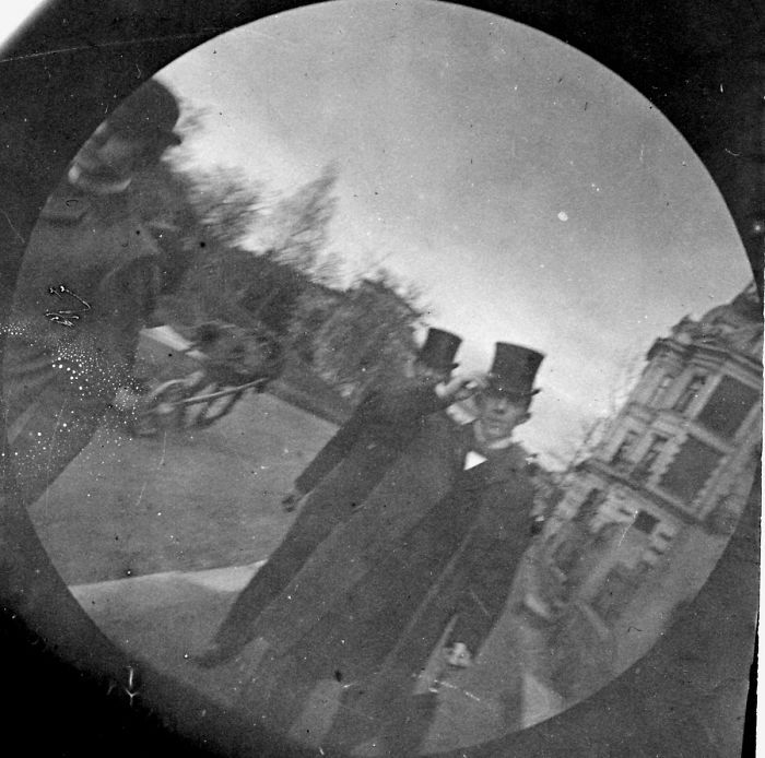 Cet étudiant de 19 ans utilisait un appareil photo espion pour prendre des photos secrètes dans les années 1890
