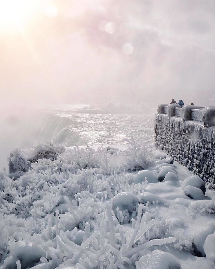 Il fait si froid au Canada que les chutes du Niagara sont gelées et semblent sorties tout droit de Narnia