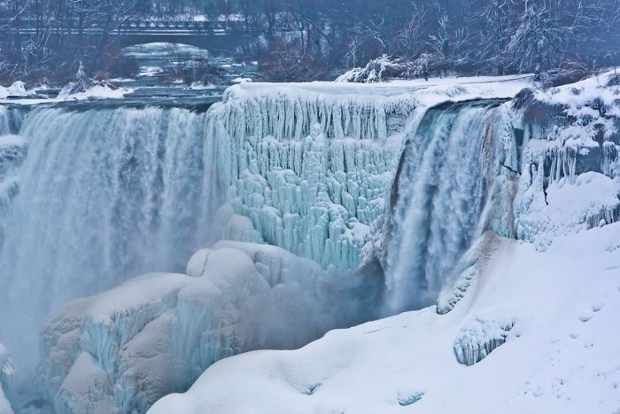 Il fait si froid au Canada que les chutes du Niagara sont 