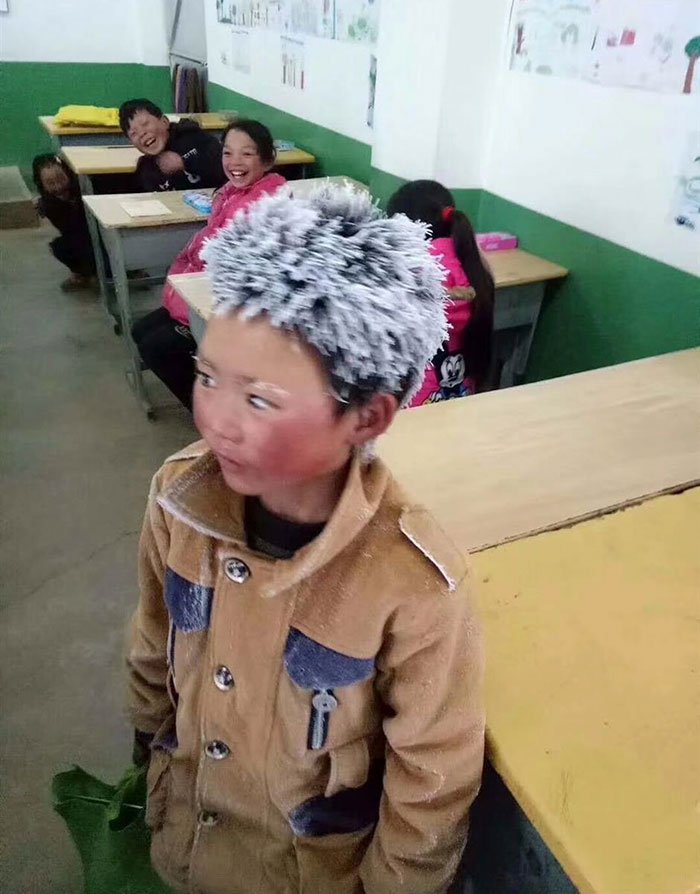 Ce garçon marche 4,8 km dans un froid glacial pour aller à l’école et ses conditions de vie vous briseront le coeur