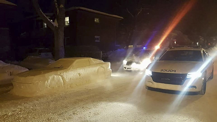 Les internautes sont incapables d’arrêter de rire de ces policiers qui ont donné une contravention à une voiture de neige avec cette note
