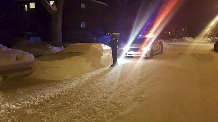 Les internautes sont incapables d’arrêter de rire de ces policiers qui ont donné une contravention à une voiture de neige avec cette note