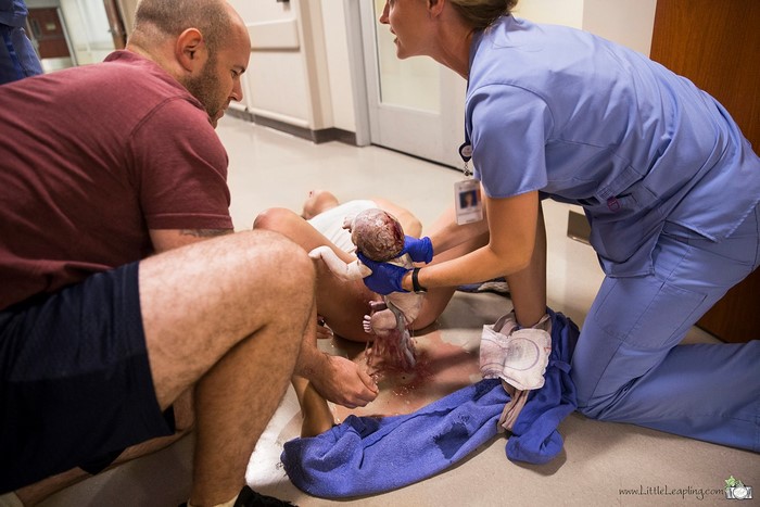 Cette femme a donné naissance sur le sol du couloir des urgences et les photos sont à couper le souffle