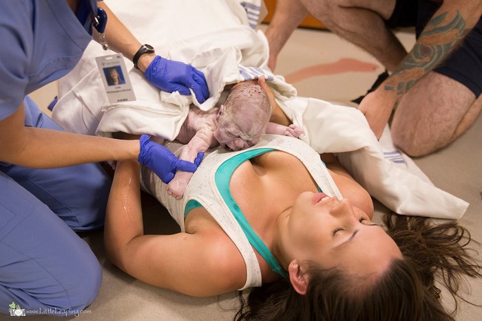 Cette femme a donné naissance sur le sol du couloir des urgences et les photos sont à couper le souffle