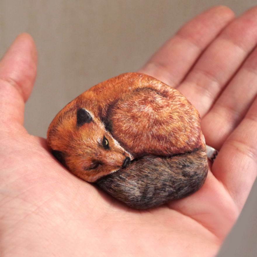 Cette artiste transforme de vulgaires cailloux en animaux tout doux ! Peintures-pierres-akie-nakata-003
