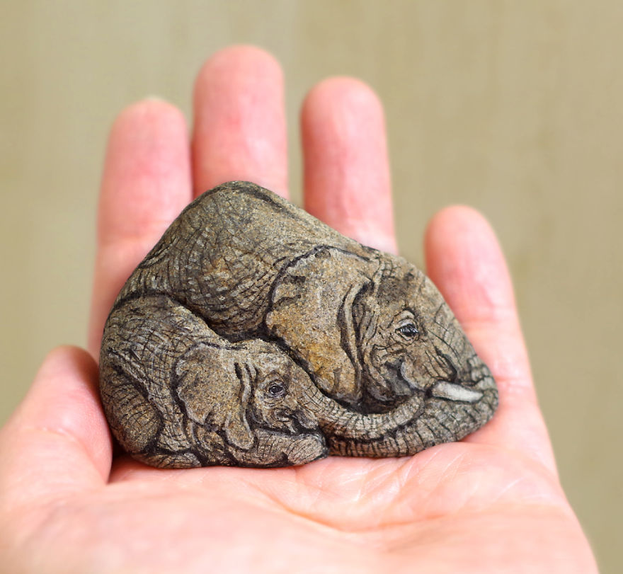 Cette artiste transforme de vulgaires cailloux en animaux tout doux ! Peintures-pierres-akie-nakata-10-003
