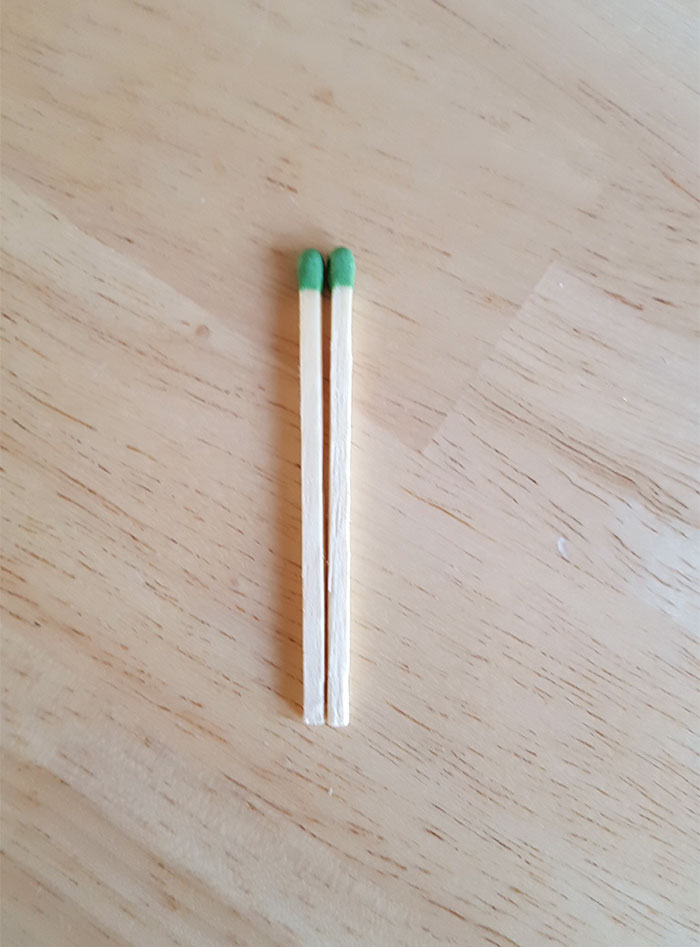 Ce gars a passé près d’un an à coller 42 000 allumettes pour créer une sphère géante qu’il a ensuite enflammée