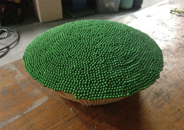 Ce gars a passé près d’un an à coller 42 000 allumettes pour créer une sphère géante qu’il a ensuite enflammée