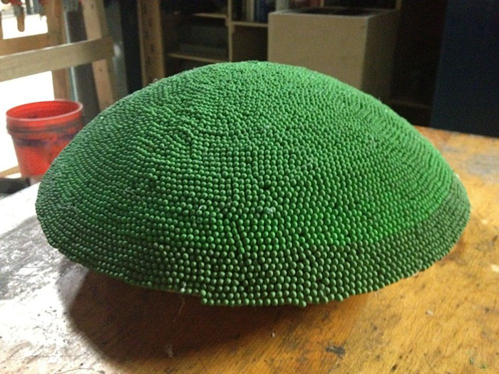 Ce gars a passé près d’un an à coller 42 000 allumettes pour créer une sphère géante qu’il a ensuite enflammée