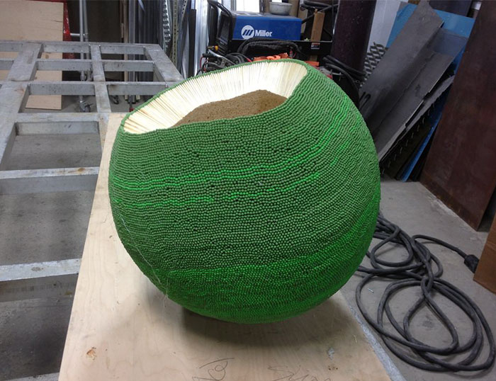 Ce gars a passé près d’un an à coller 42 000 allumettes pour créer une sphère géante qu’il a ensuite enflammée