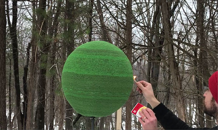 Ce gars a passé près d’un an à coller 42 000 allumettes pour créer une sphère géante qu’il a ensuite enflammée