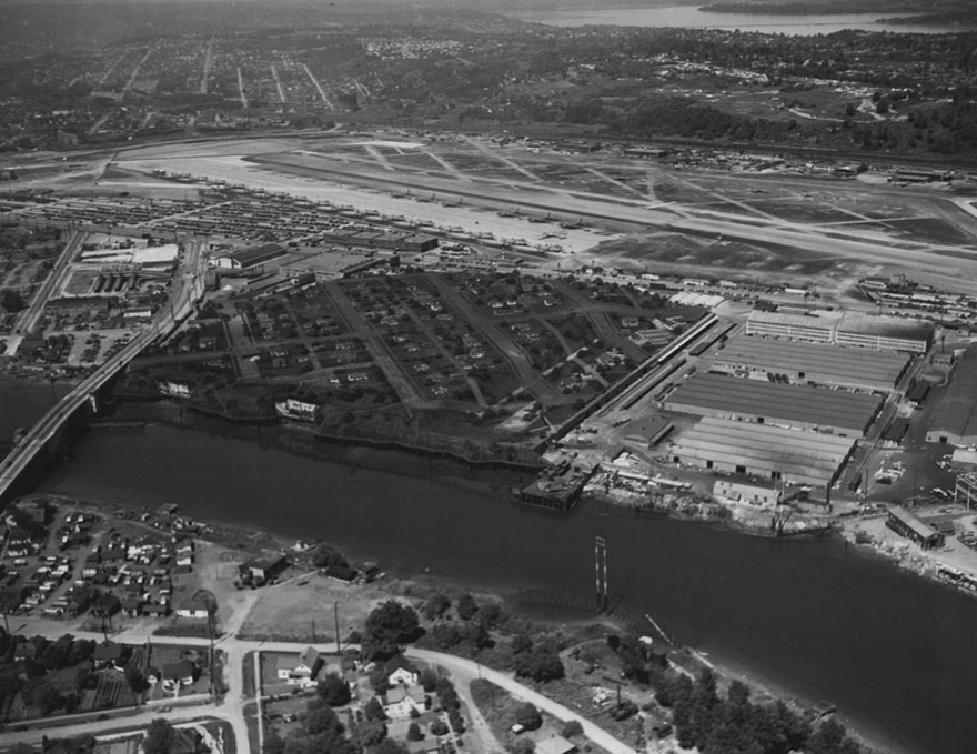 17 rares photos qui révèlent une fausse ville construite pour cacher l’usine de Boeing des frappes aériennes japonaises