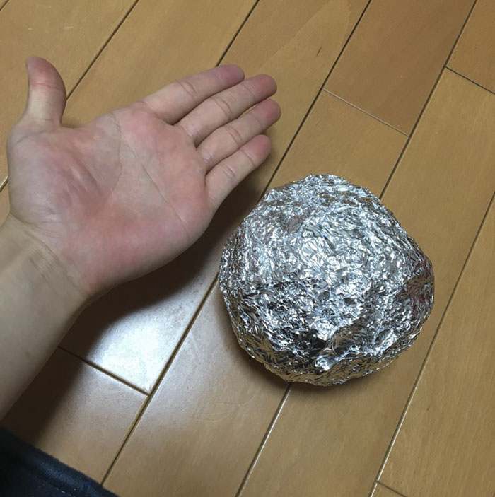 Des Japonais polissent des boules de papier d’aluminium à la perfection, et le résultat est juste trop agréable à voir