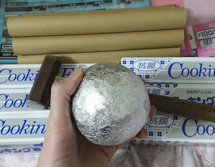 Des Japonais polissent des boules de papier d’aluminium à la perfection, et le résultat est juste trop agréable à voir