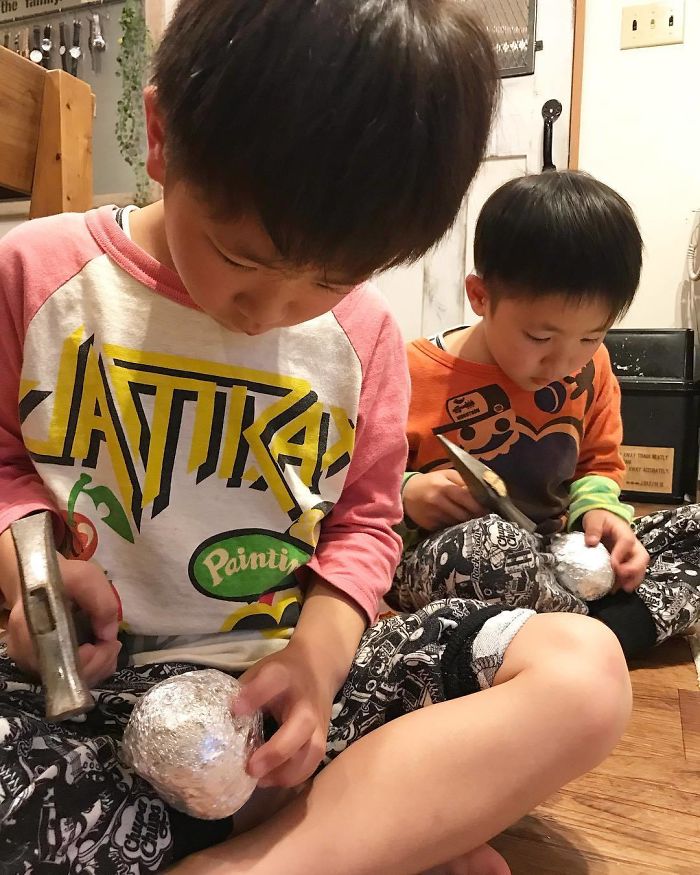 Des Japonais polissent des boules de papier d’aluminium à la perfection, et le résultat est juste trop agréable à voir