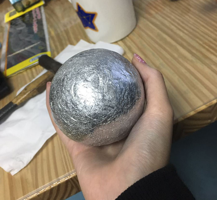 Des Japonais polissent des boules de papier d’aluminium à la perfection, et le résultat est juste trop agréable à voir