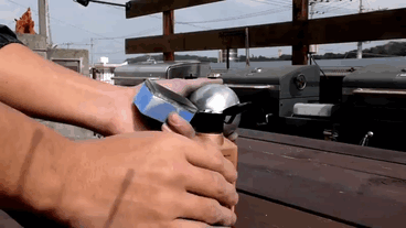 Des Japonais polissent des boules de papier d’aluminium à la perfection, et le résultat est juste trop agréable à voir