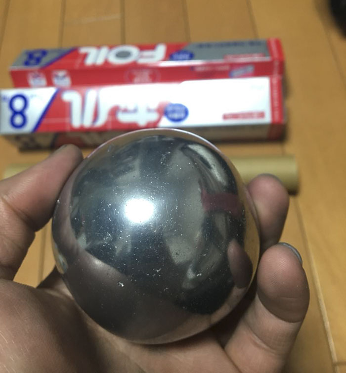 Des Japonais polissent des boules de papier d’aluminium à la perfection, et le résultat est juste trop agréable à voir