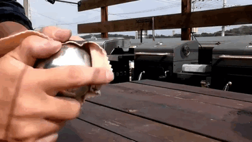 Des Japonais polissent des boules de papier d’aluminium à la perfection, et le résultat est juste trop agréable à voir
