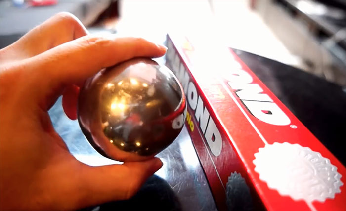 Des Japonais polissent des boules de papier d’aluminium à la perfection, et le résultat est juste trop agréable à voir