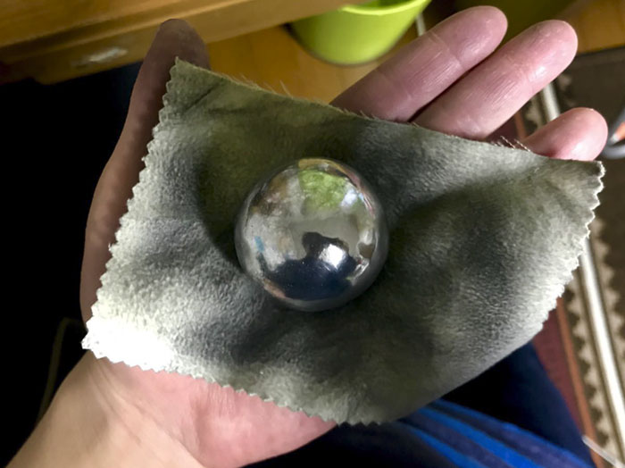 Des Japonais polissent des boules de papier d’aluminium à la perfection, et le résultat est juste trop agréable à voir