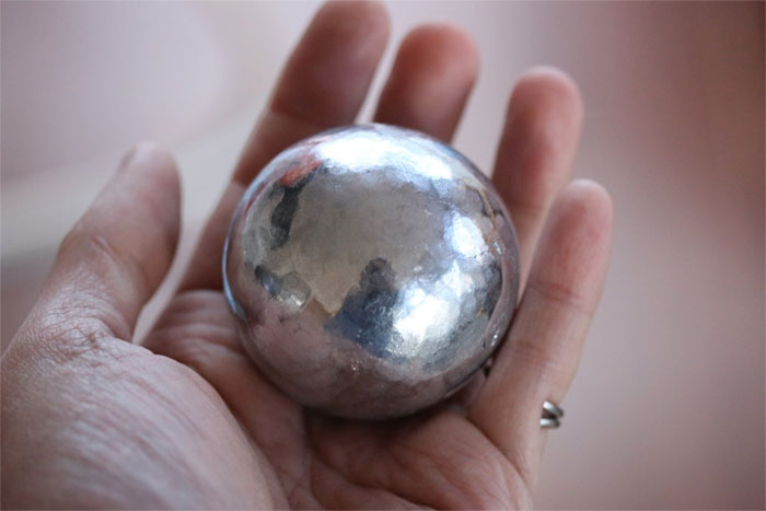 Des Japonais polissent des boules de papier d’aluminium à la perfection, et le résultat est juste trop agréable à voir