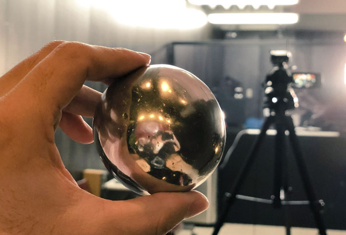 Des Japonais polissent des boules de papier d’aluminium à la perfection, et le résultat est juste trop agréable à voir