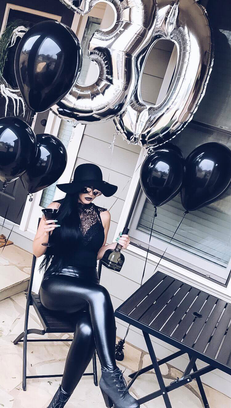 Cette femme a organisé un « enterrement de jeunesse » pour son 30e anniversaire