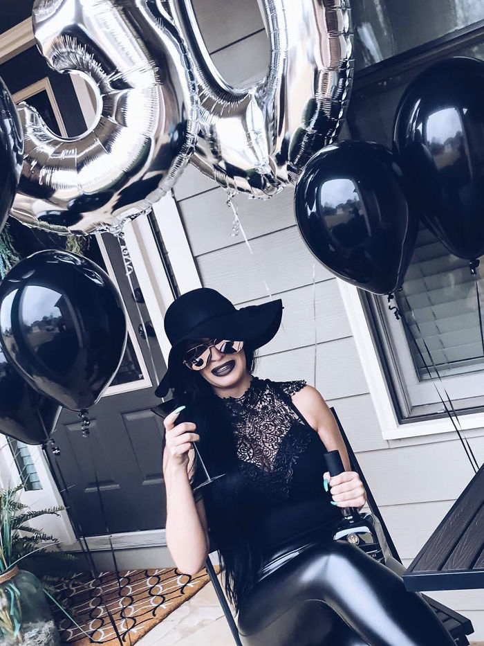 Cette femme a organisé un « enterrement de jeunesse » pour son 30e anniversaire