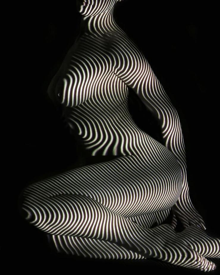 Un Photographe Habille Des Femmes Dévêtues Dombres Et - 