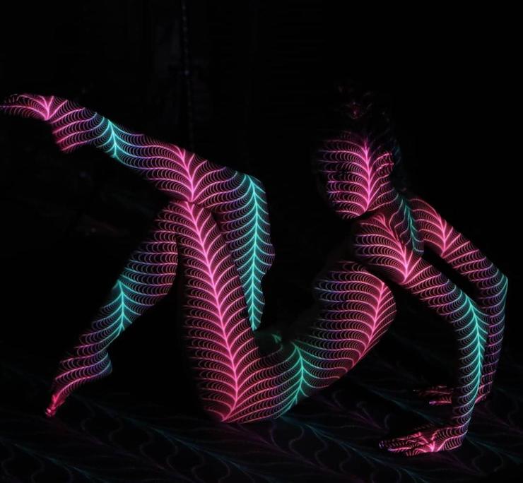 Un photographe habille des femmes dévêtues d’ombres et lumière colorée