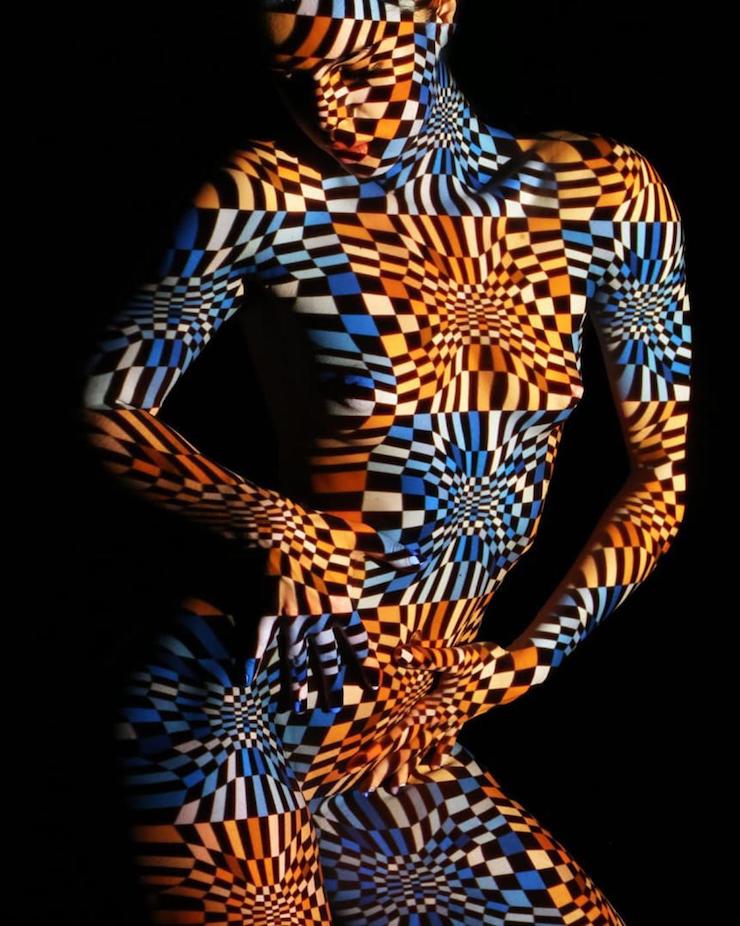 Un photographe habille des femmes dévêtues d’ombres et lumière colorée