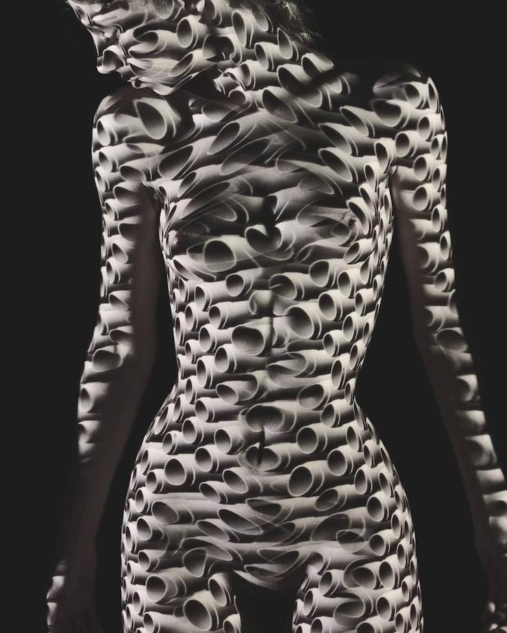Un photographe habille des femmes dévêtues d’ombres et lumière colorée