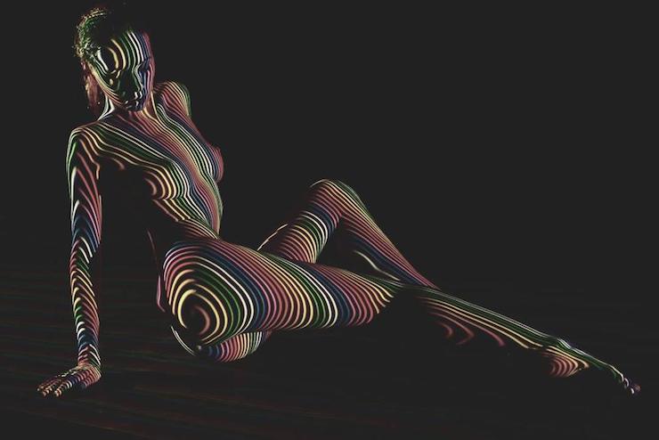 Un photographe habille des femmes dévêtues d’ombres et lumière colorée