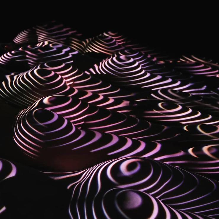 Un photographe habille des femmes dévêtues d’ombres et lumière colorée