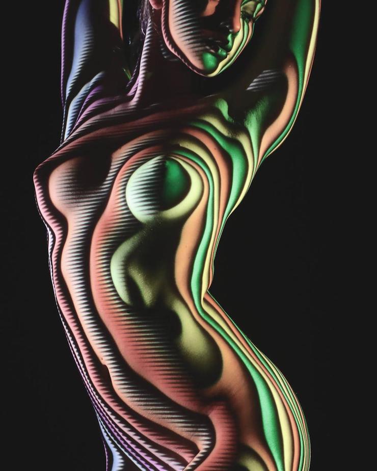 Un photographe habille des femmes dévêtues d’ombres et lumière colorée
