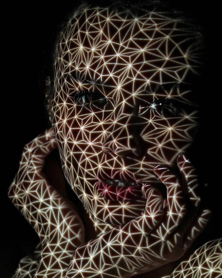 Un photographe habille des femmes dévêtues d’ombres et lumière colorée