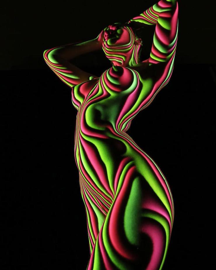 Un photographe habille des femmes dévêtues d’ombres et lumière colorée